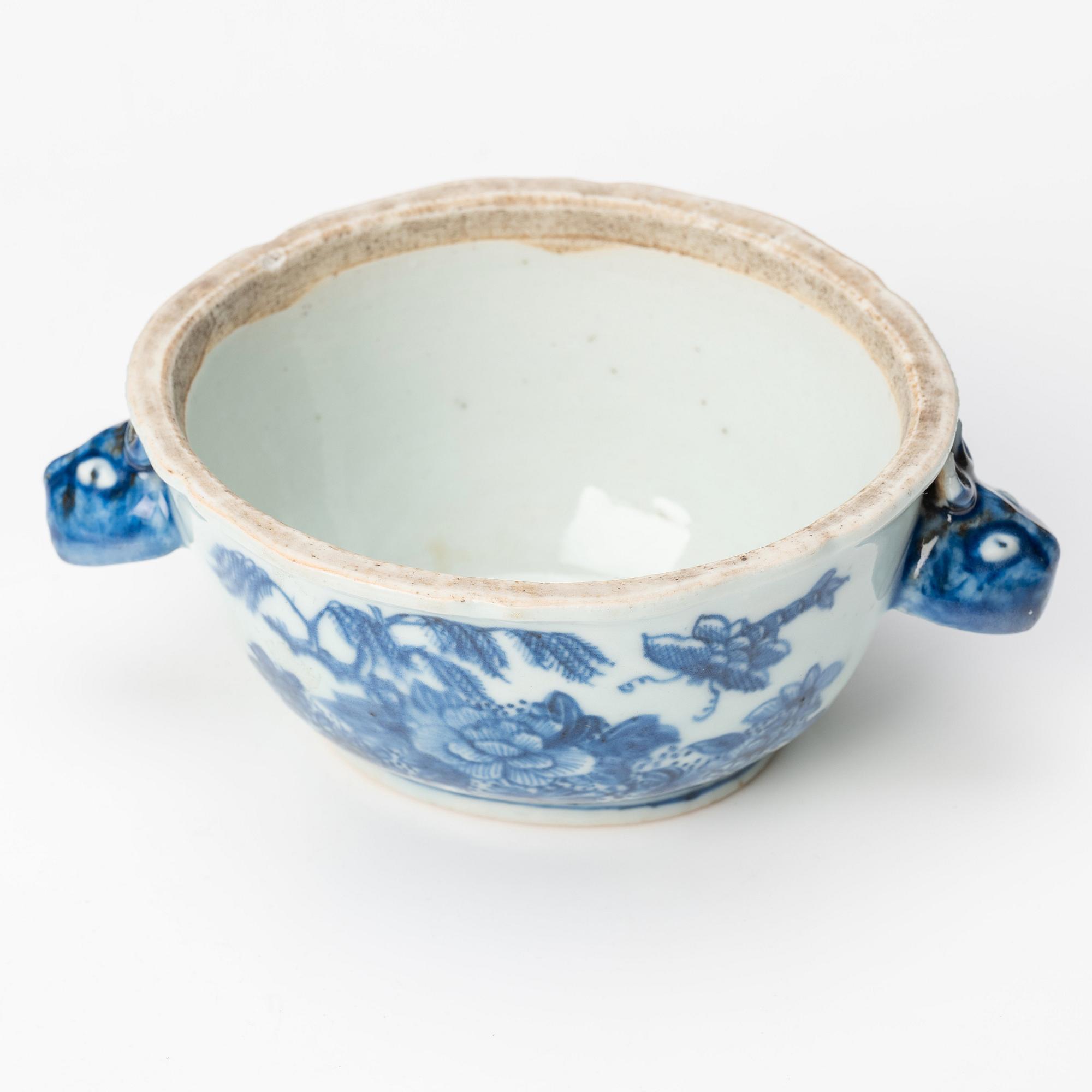 A blue and white tureen with cover, Qing dynasty, Qianlong (1736-95).