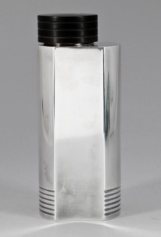 SHAKER, nysilver samt bakelit. Design Folke Ahrström.