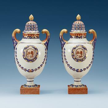 1604. A pair of 'Marieberg shaped' jars with covers, Qing dynasty, Jiaqing (1796-1820).
