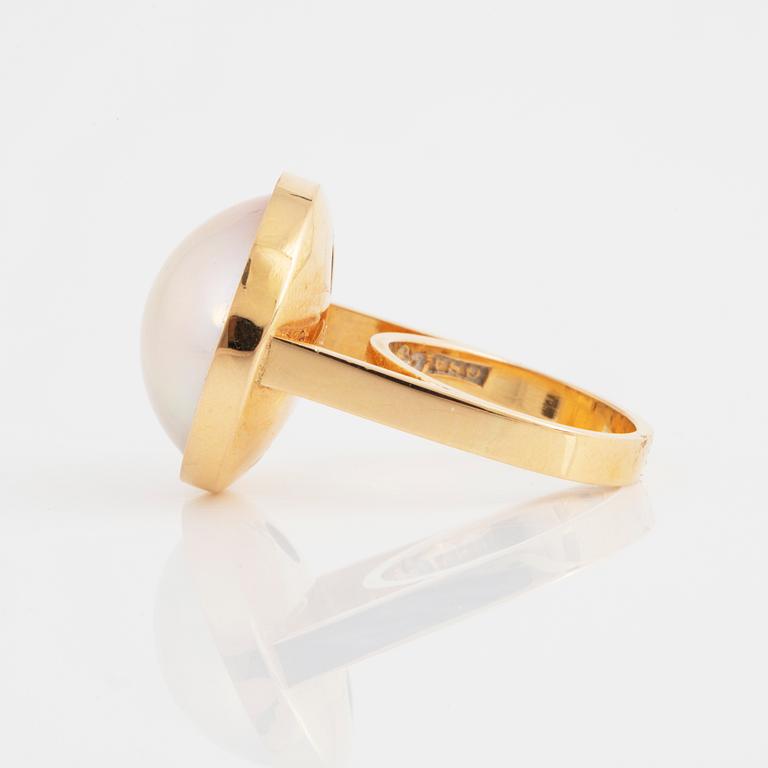 18K gold and mabe pearl ring.