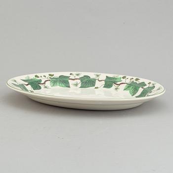 A part 'Napoelon Ivy' dinner and coffee service, Wedgwood, England, second half of the 20th century (53 pieces).