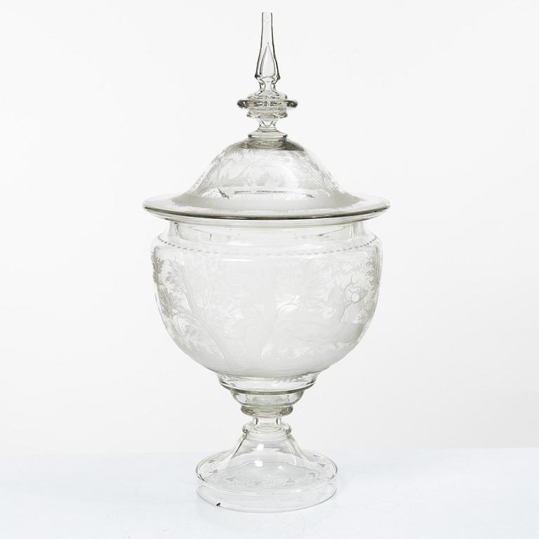 A lidded cup with four glasses, 20th century.