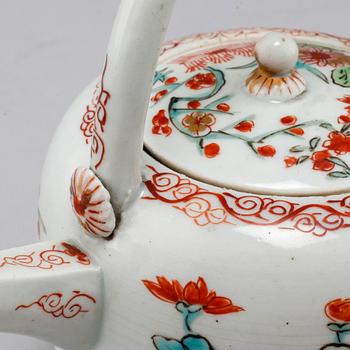 A Japanese 'kakiemon style' teapot, Edo period, circa 1700.