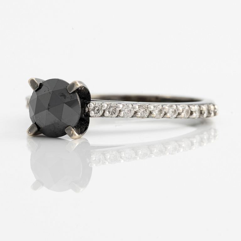 Ring in 18K gold with a black diamond and round brilliant-cut diamonds.