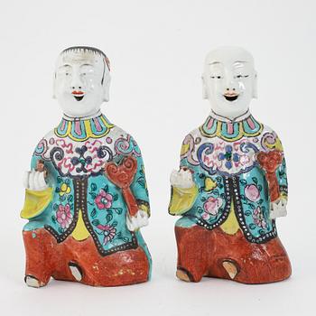 Figuriner, 2 st, porslin, 'Laughing boys', Kina, sen Qingdynasti.