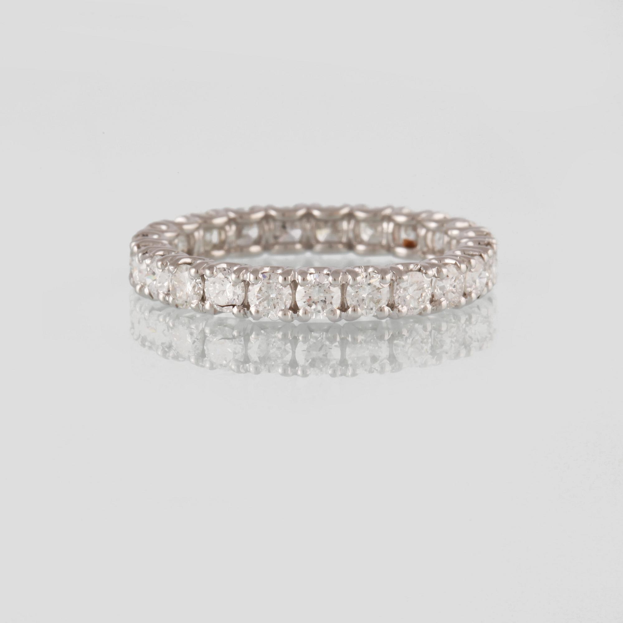 RING, 18K guld med briljantslipade diamanter ca 1.93 ct. Vikt 2,8 gram.