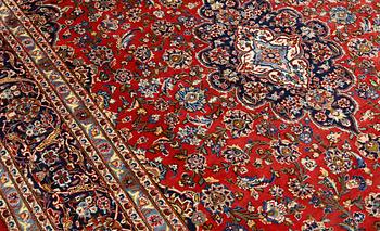 A Keshan carpet, approx. 307 x 200 cm.