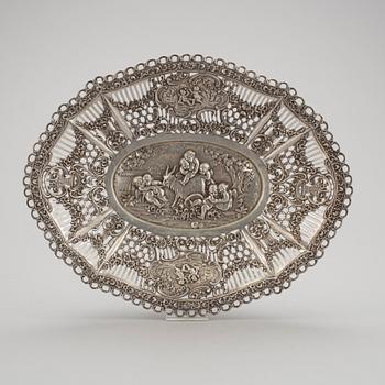 GALLERFAT, silver, Tyskland med svenska imporstämplar, omkring sekelskiftet 1900. Vikt ca 562g.