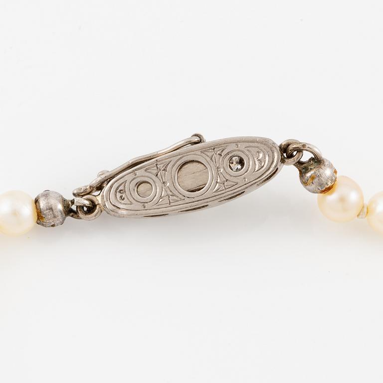 Pearl necklace, with graduated cultured pearls, clasp in gold set with brilliant-cut diamonds and a pearl.