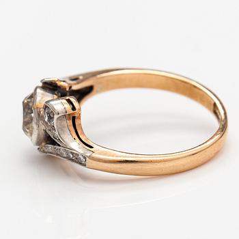 A 13-14K gold ring with old-cut diamonds ca. 0.74 ct in total and 8/8-cut diamonds ca. 0.045 ct in total.