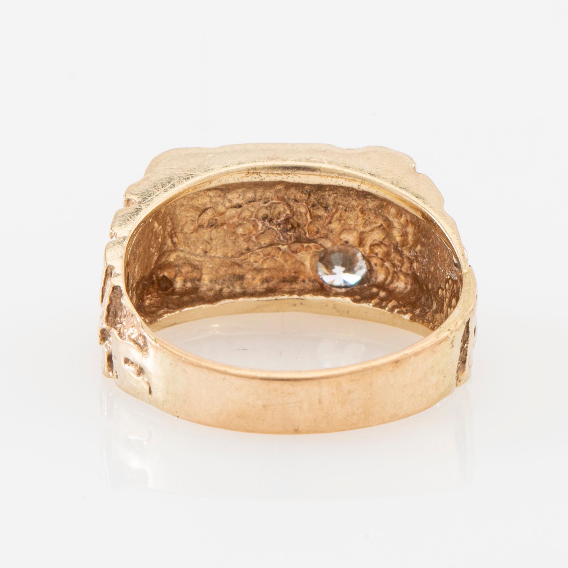 Ring/Claw ring 14K gold with a round brilliant-cut diamond.