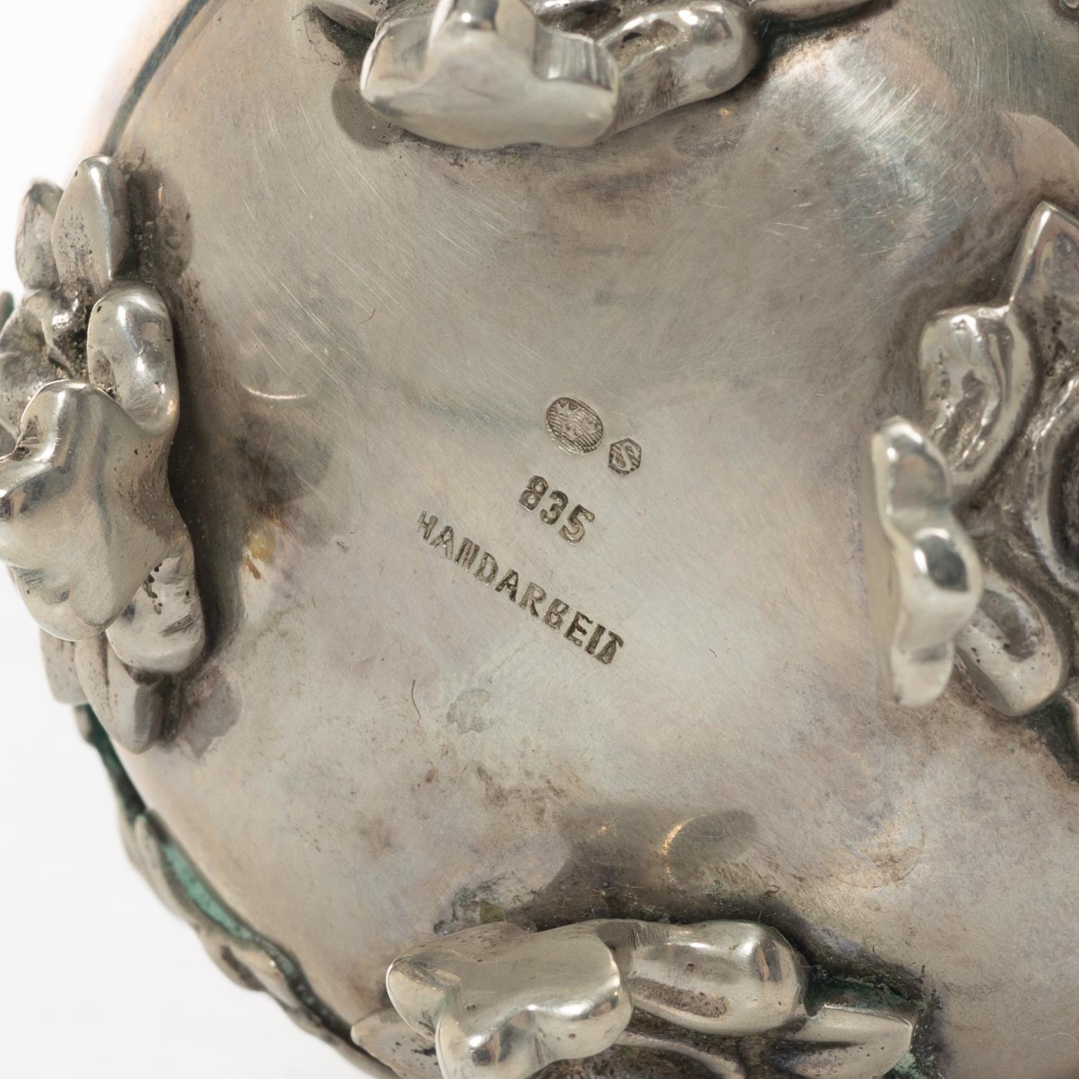 Bricka, gräddkanna, sockerskål samt sockertång, silver, rokokostil, 1900-tal.