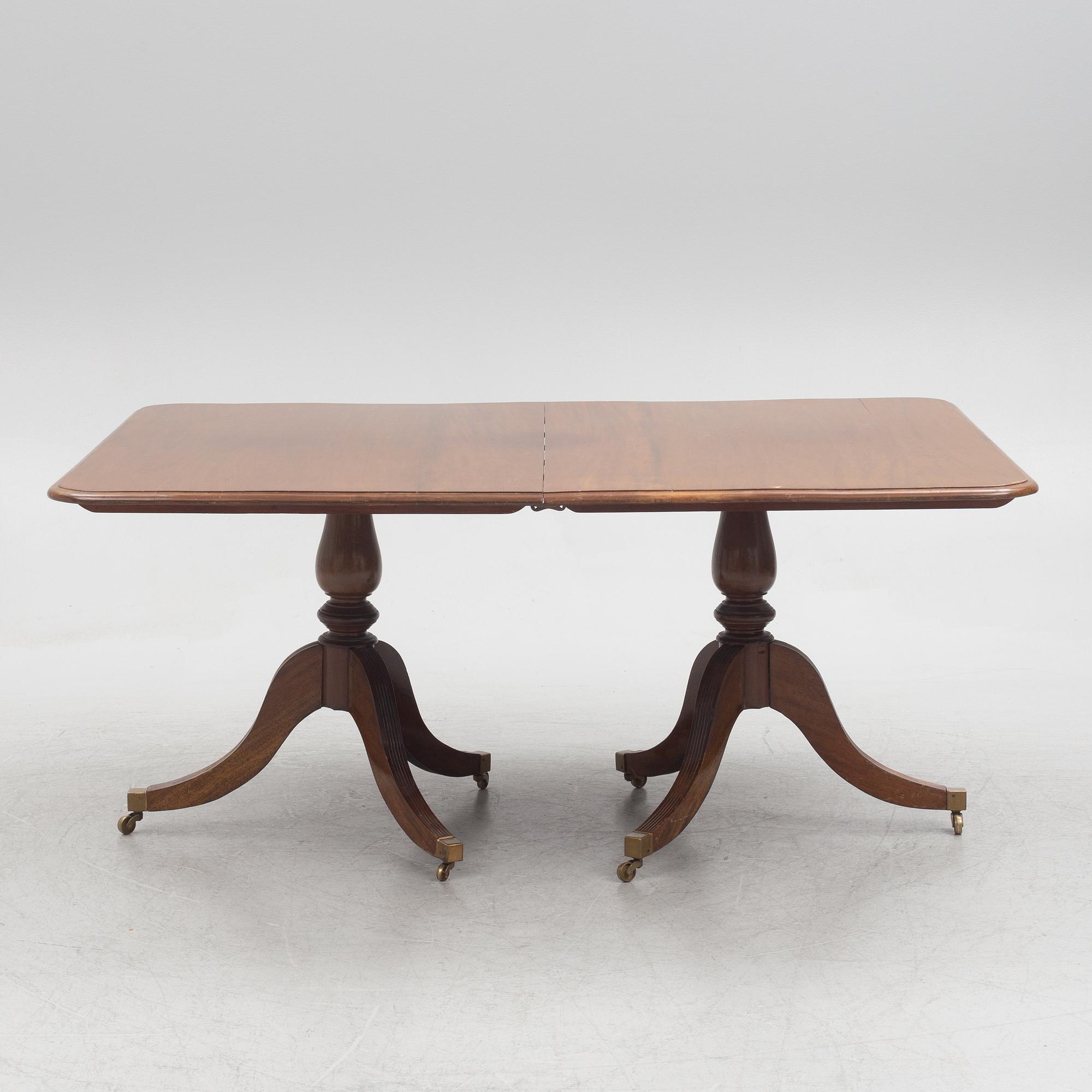 A two-part mahogany Georgian/Victorian dining table, England, first half of the 20th century.