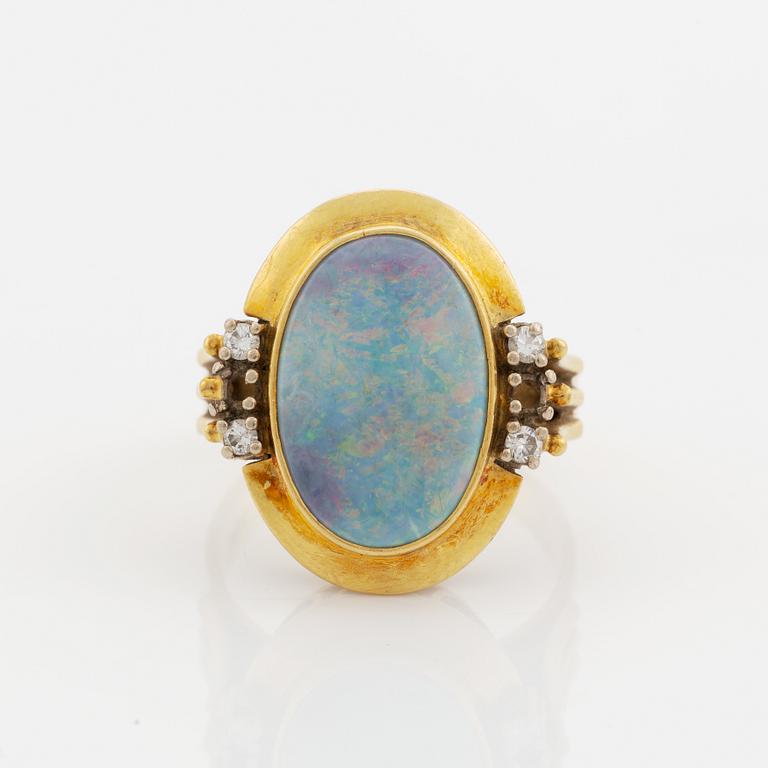 Ring guld med opal och briljantslipade diamanter.