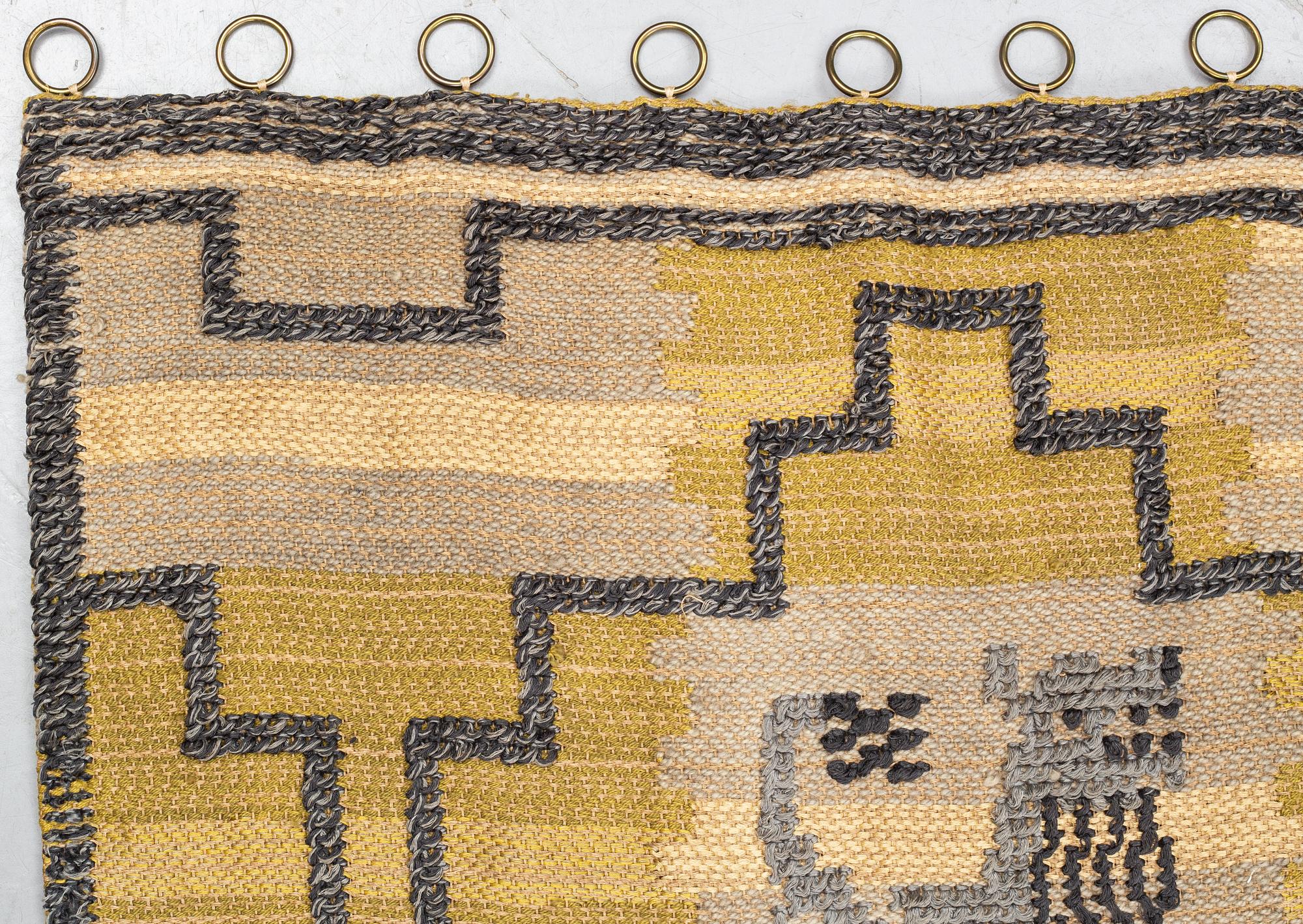 Elsa Gullberg, draperi/vävnad, "Lejon och Gripar", slätväv med reliefdekor av knutar, ca 228,5-230 x 148,5-153,5 cm.