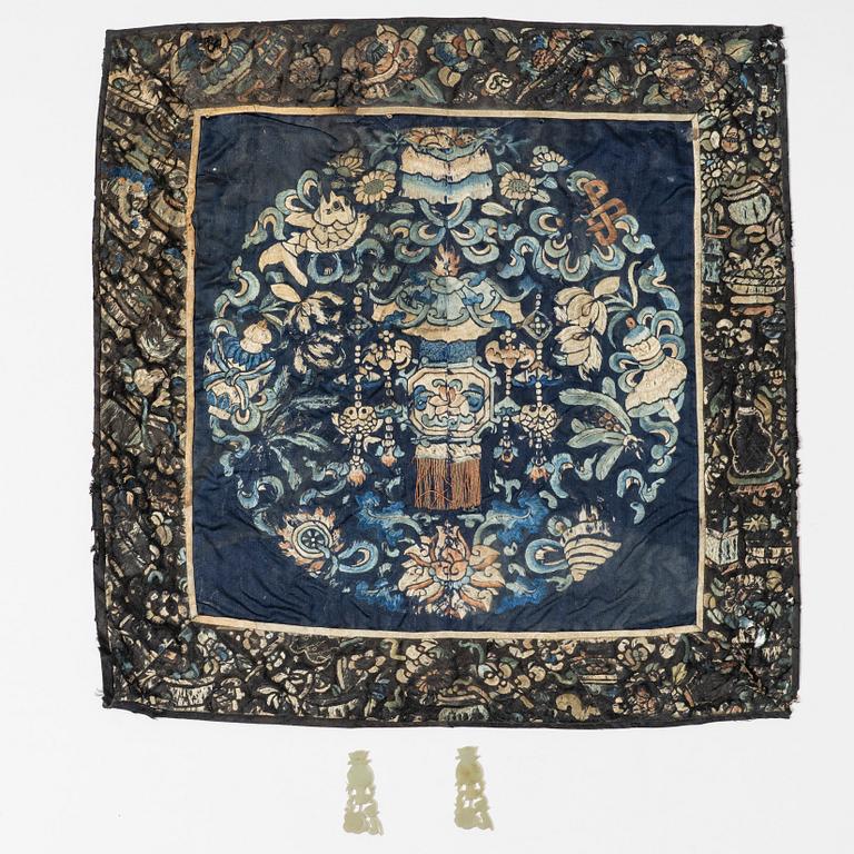 Broderi, siden samt två dekordelar i sten, Kina, Qingdynastin.