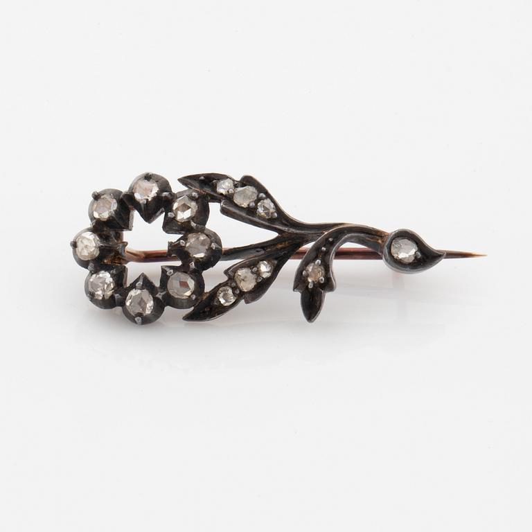 Brosch i blomform med rosenslipade diamanter.