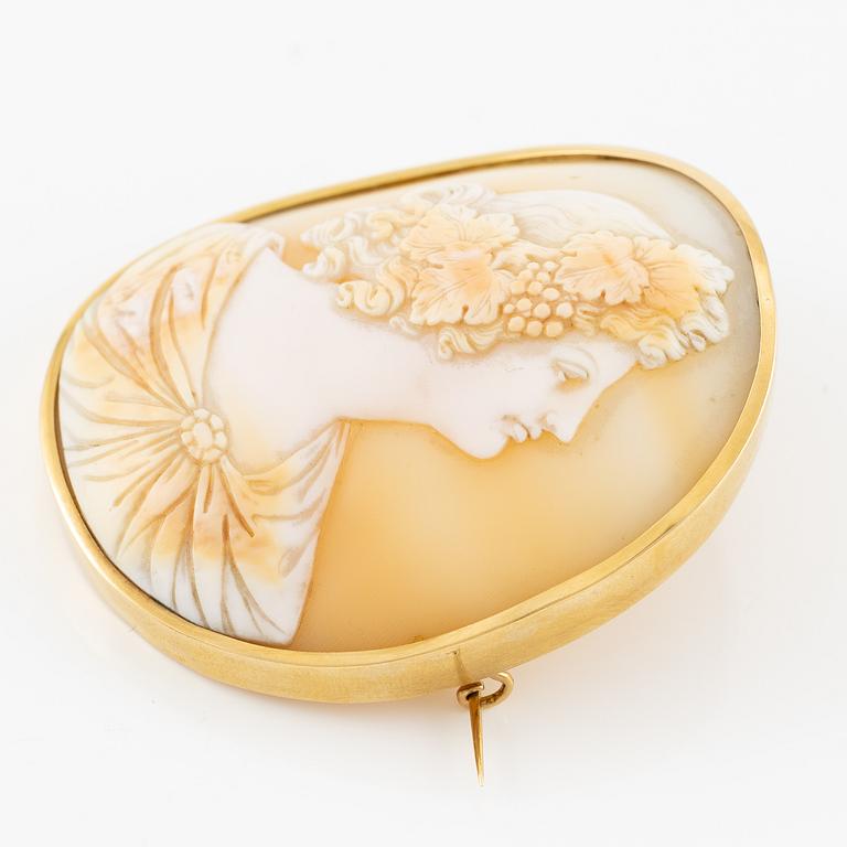 Brosch, 18K guld med snäckskalscamé.