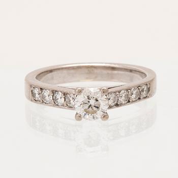 An 18K white gold ring set with round brilliant-cut diamonds.