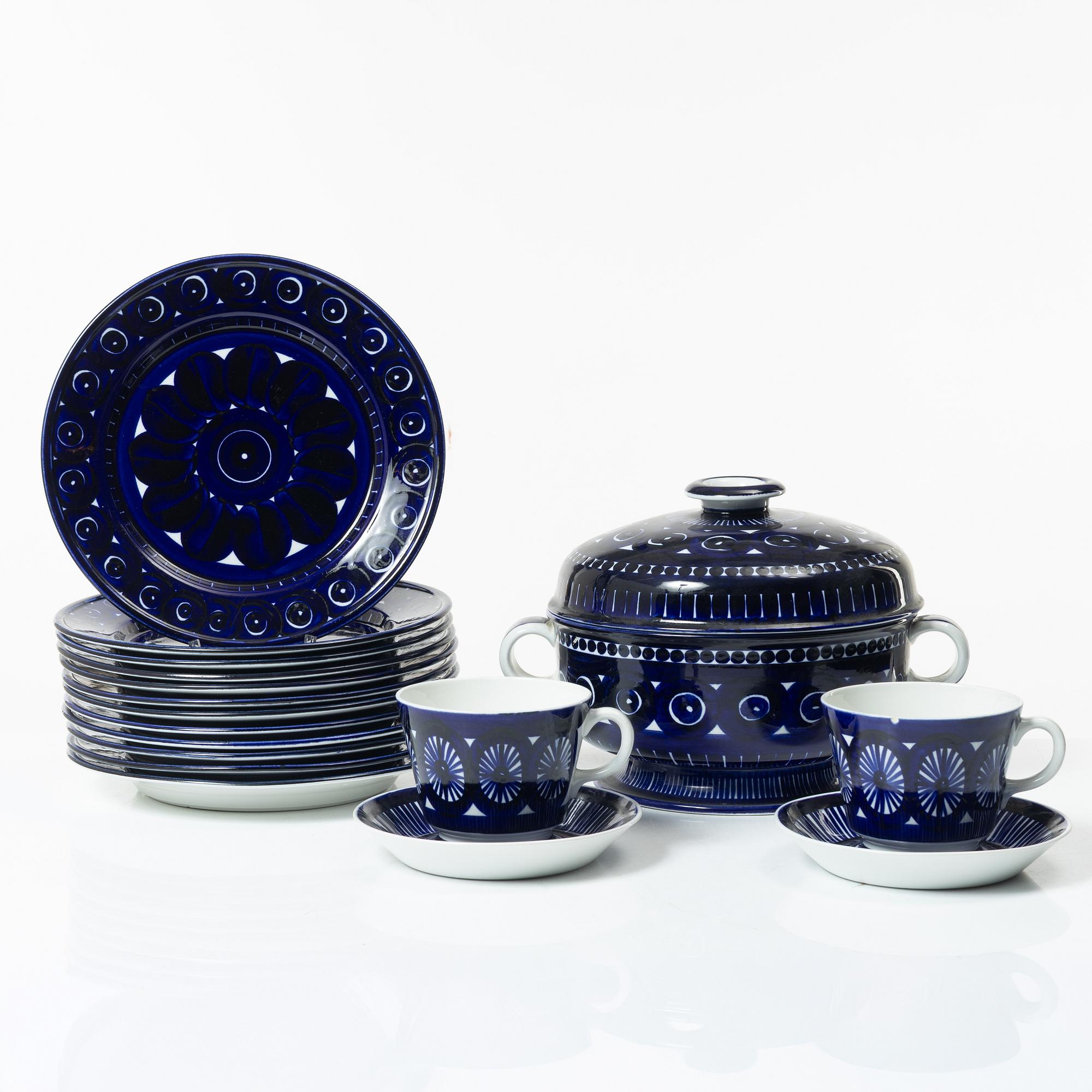 Ulla Procopé, 15 pieces of a 'Valencia' porcelain dining service, Arabia, Finland.
