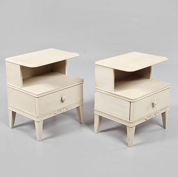 SÄNGBORD, ett par, omkring 1900-talets mitt.