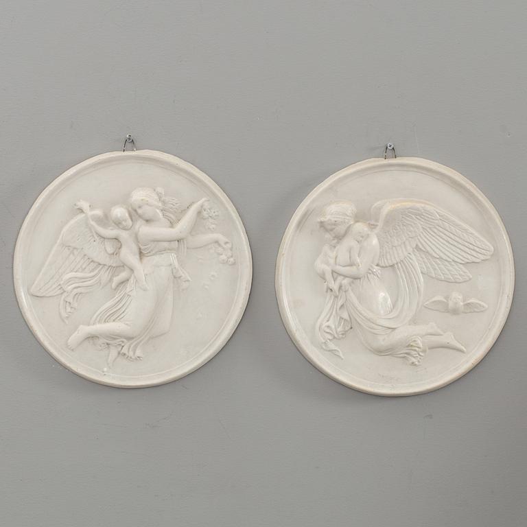PLAKETTER, 2 st, gips, Bertel Thorvaldsen, efter, 1900-talets början.