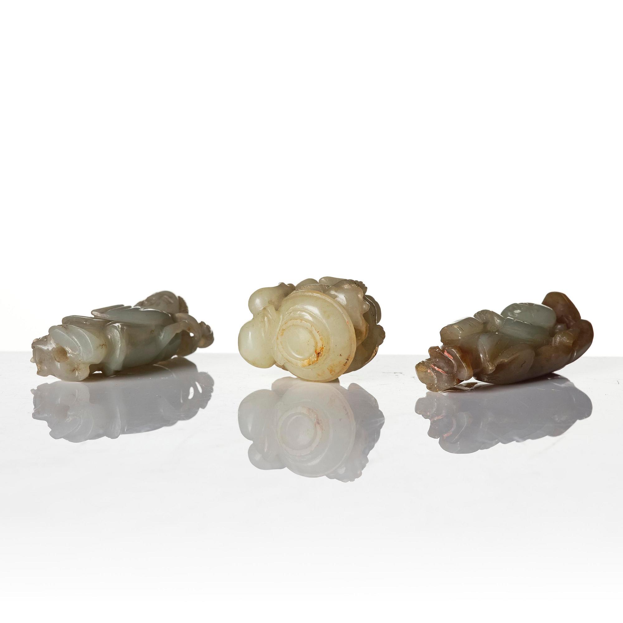 Figuriner, tre stycken, jade. Qingdynastin, 1800-tal.