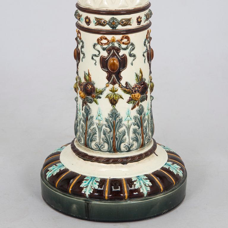 Kukkapylväs / jalusta, Arabia noin 1900.