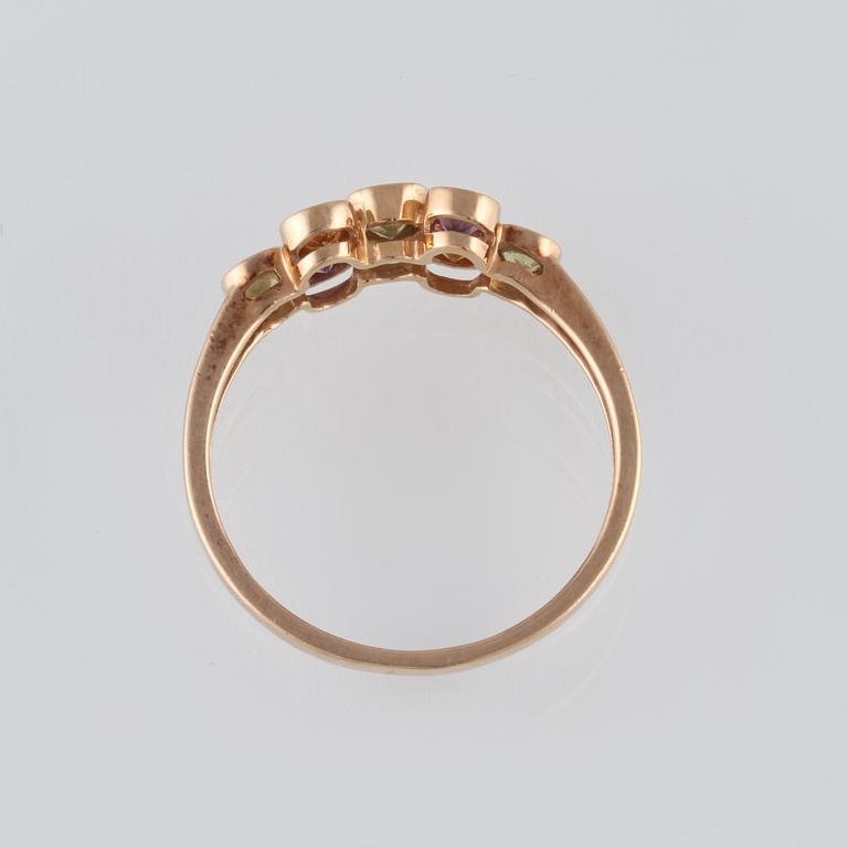 RING, 18K guld med fasettslipade citriner, ametister och troligen peridoter, Iduna, Varberg. Vikt 2,4 gram.