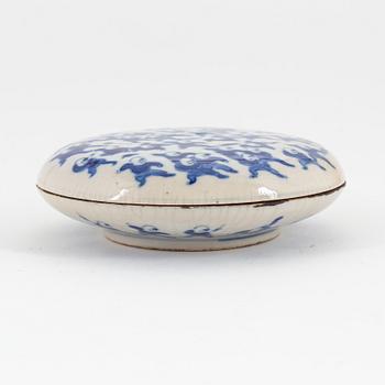 A Chinese blue and white box with cover, 20th century.