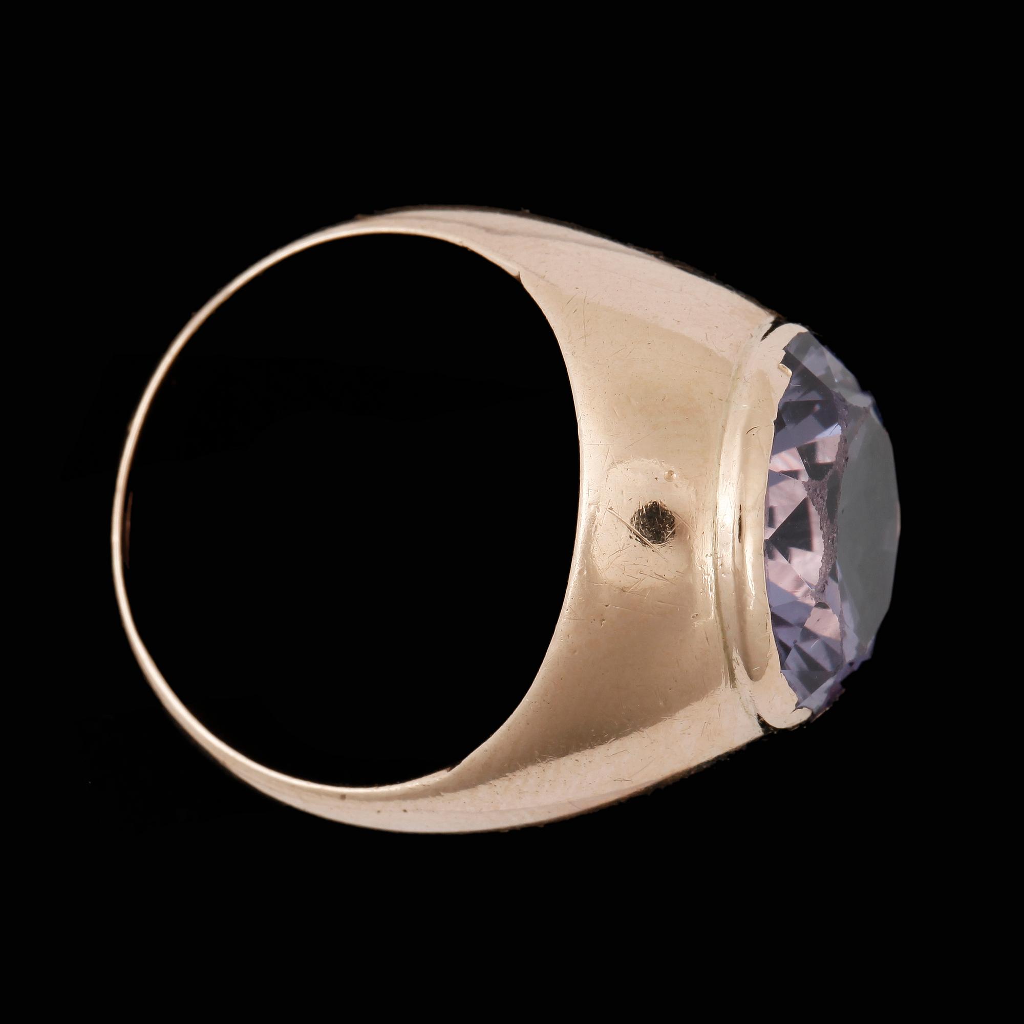 RING, 14k guld med lila sten. Vikt ca 15g.