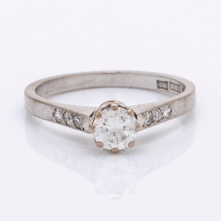 Elon  Arenhill ring 18k vitguld med 1 briljant ca 0,43 ct och diamanter 8/8 ca 0,05 ct, Malmö 1962.
