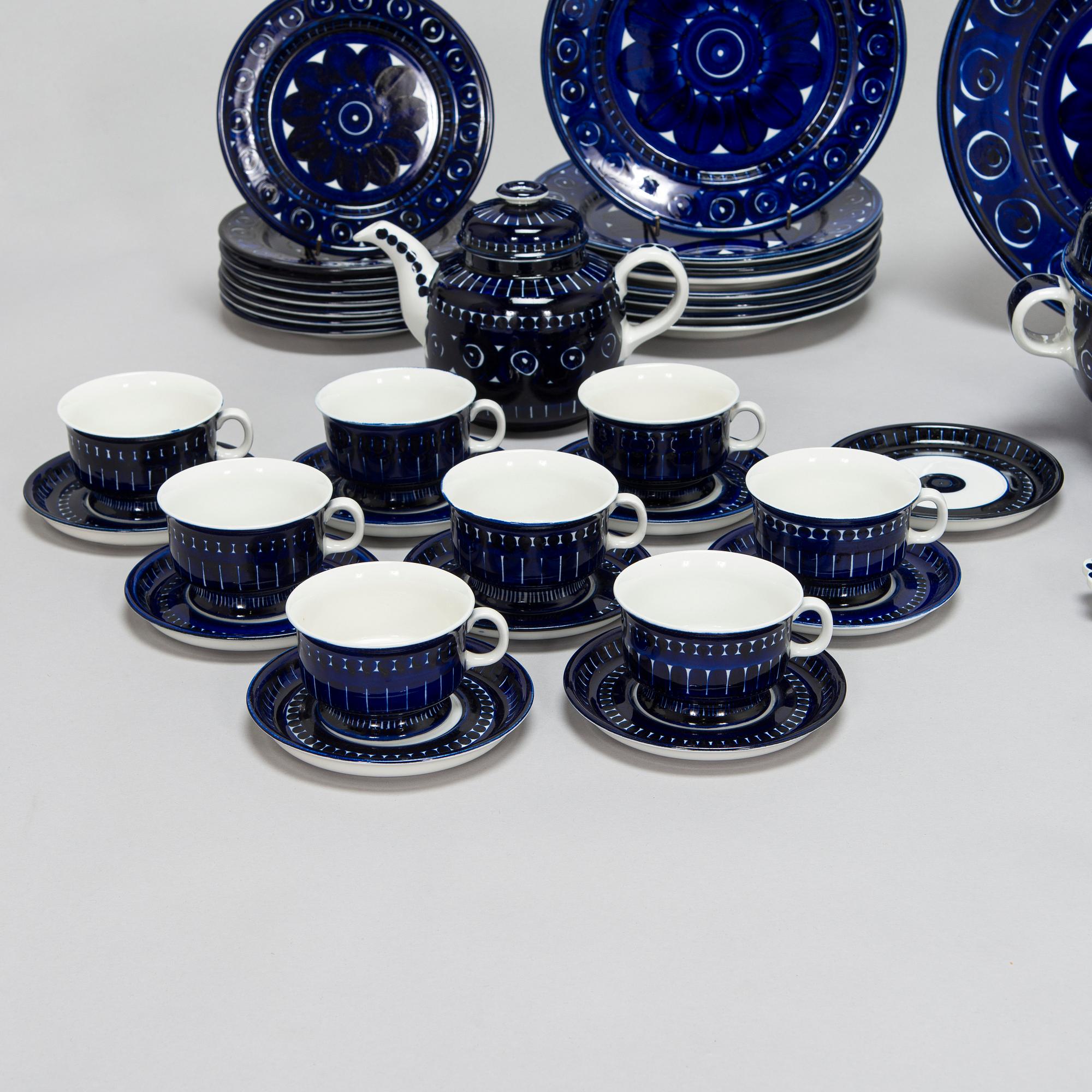 Ulla Procope a 46 piece Valencia porcelain dinnerware set for Arabia. Bukowskis
