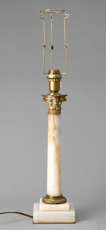 BORDSLAMPA, onyxmarmor, 1900-talets mitt.