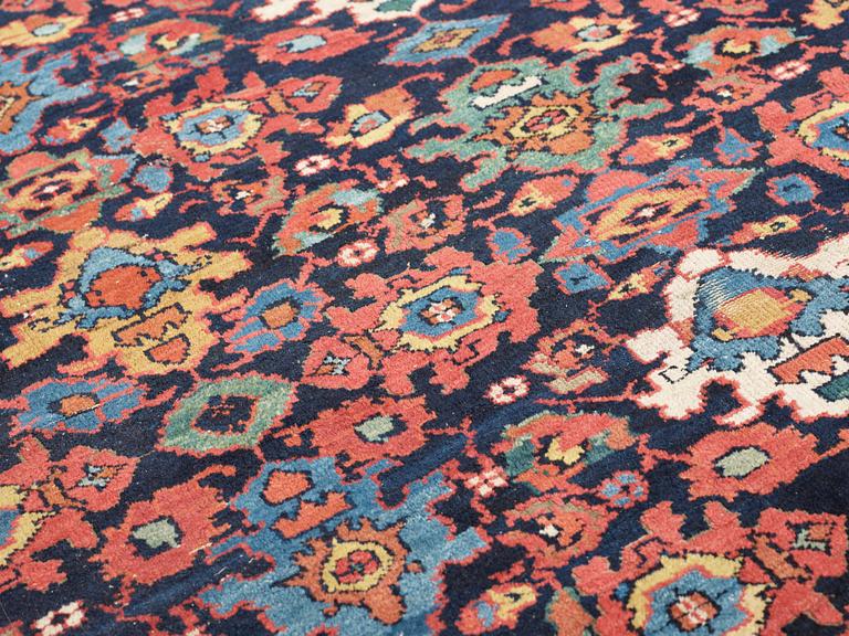 A CARPET, an antique Mahal, 302 x 273-285,5 cm.