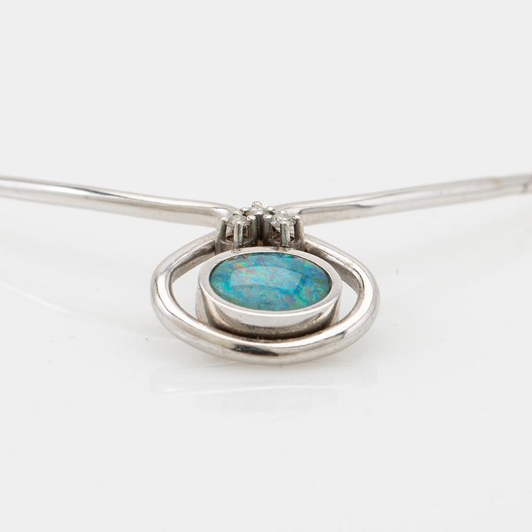 Collier, 18K vitguld med opal och briljantslipade diamanter.