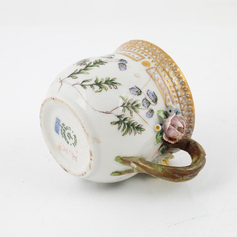 Crémekoppar med lock och fat, 2 st, porslin, "Flora Danica", Royal Copenhagen, 1900-tal.