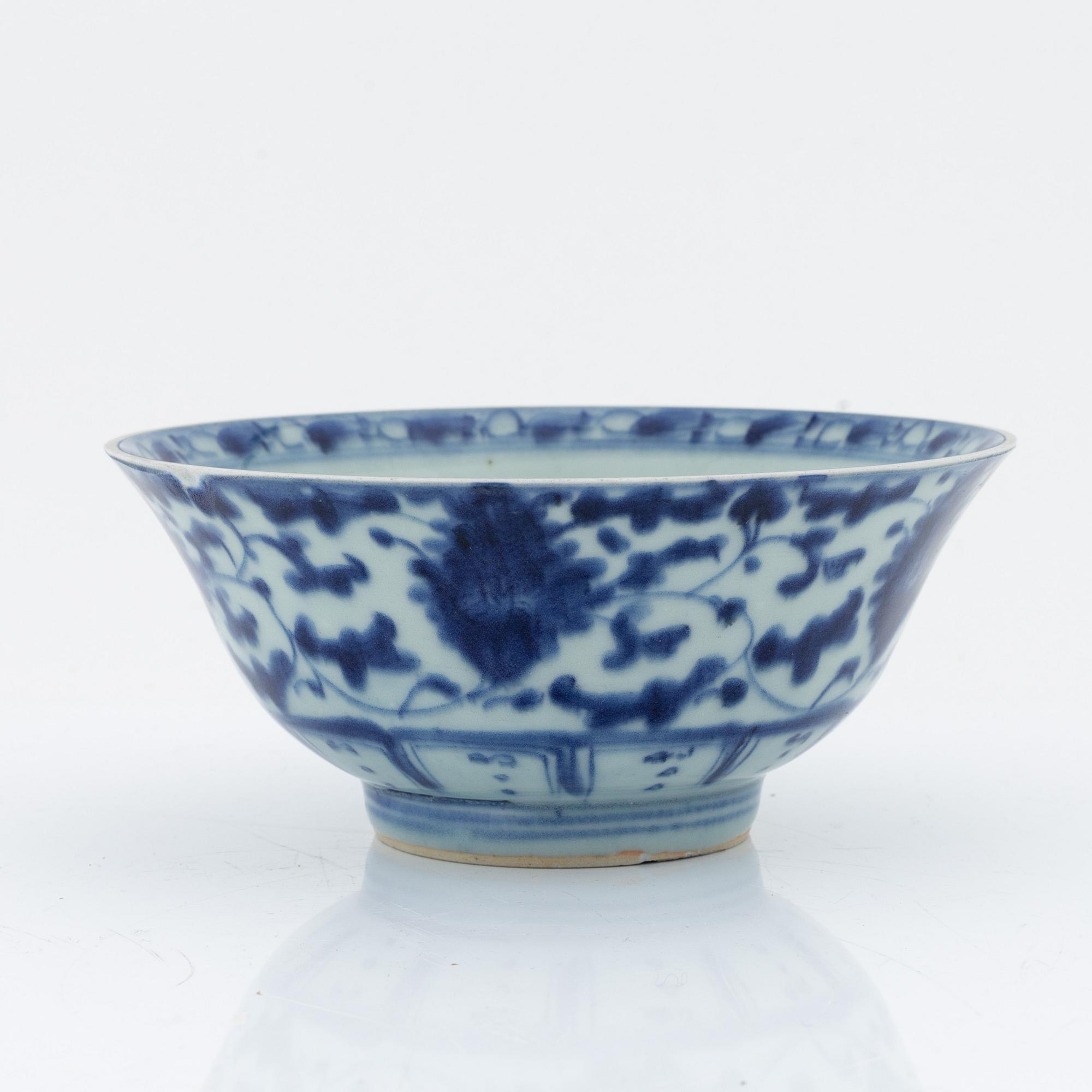 Kruka, skål, samt två fat, porslin. Kina, Qingdynastin, 1800-tal.