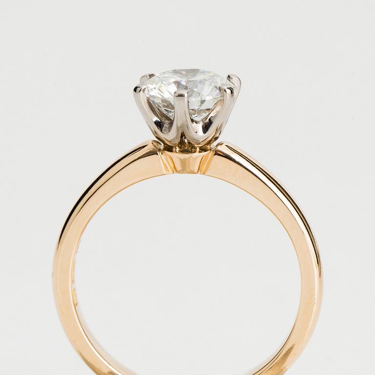 A RING set with a round brilliant-cut diamond.