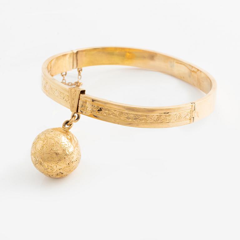 Armband 18K guld med berlock i form av jordglob.