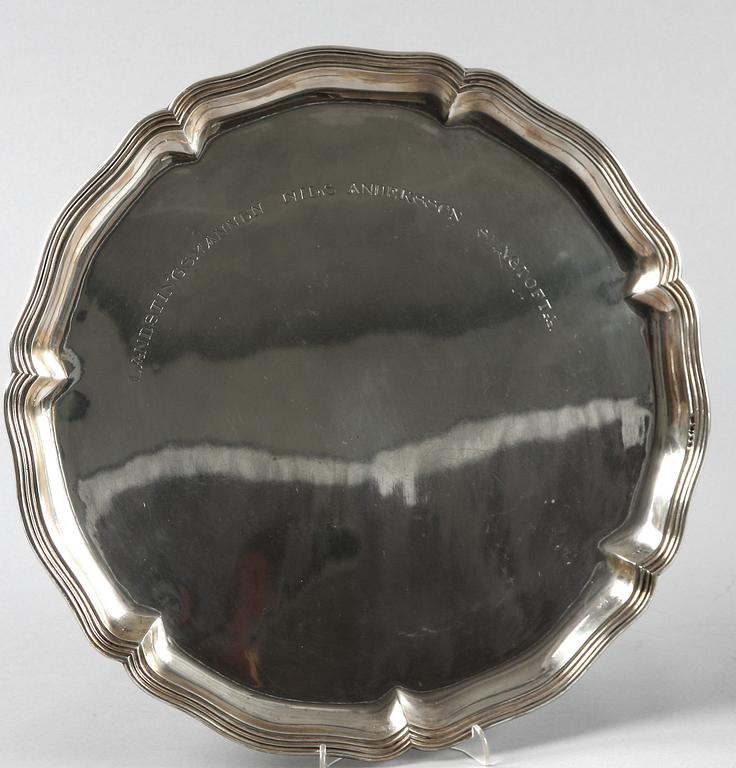 BRICKA, silver, 1920 och PRESENTERFAT, silver, barockstil, CG Hallberg, 1922. 640 + 580 g.