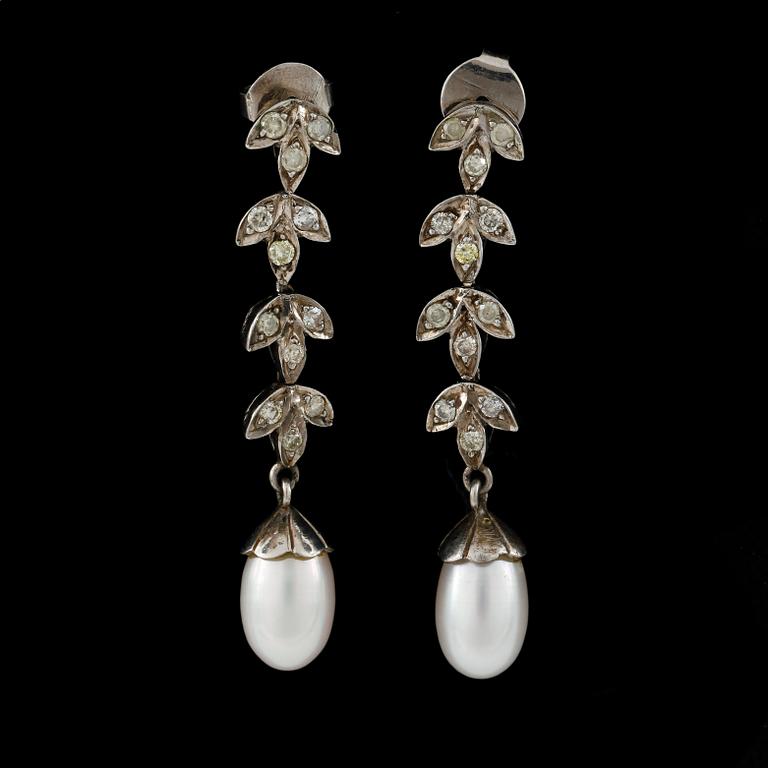 ÖRHÄNGEN, ett par, silver med briljantslipade diamanter tot ca0,72ct och sötvattenspärlor. 1900-talets slut.