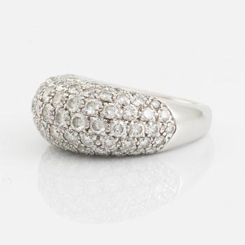 An 18K white gold ring set  with round brilliant-cut diamonds.