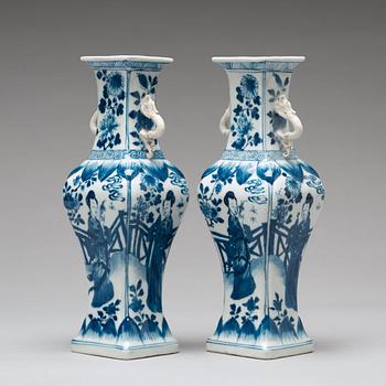 A pair of blue and white vases, Qing dynasty, Kangxi (1662-1722).