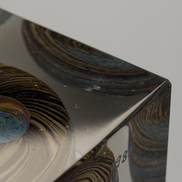 Oiva Toikka, an annual glass cube, signed Oiva Toikka Nuutajärvi 1980 and numbered 872/1000.