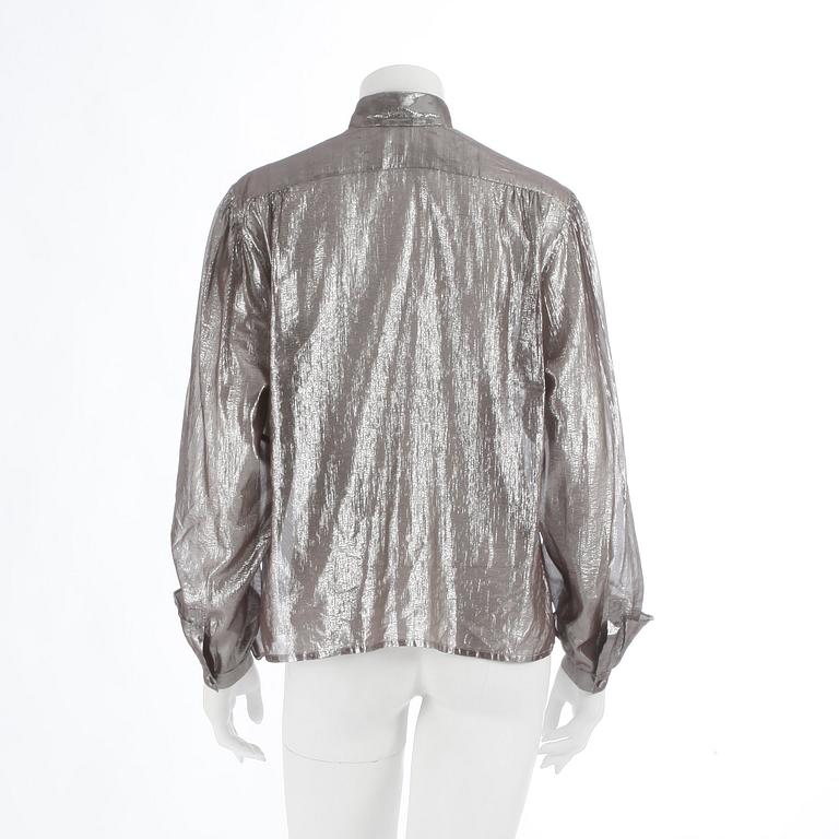 CHARLES JOURDAN, a silver colored silkblend blouse. Size 40.