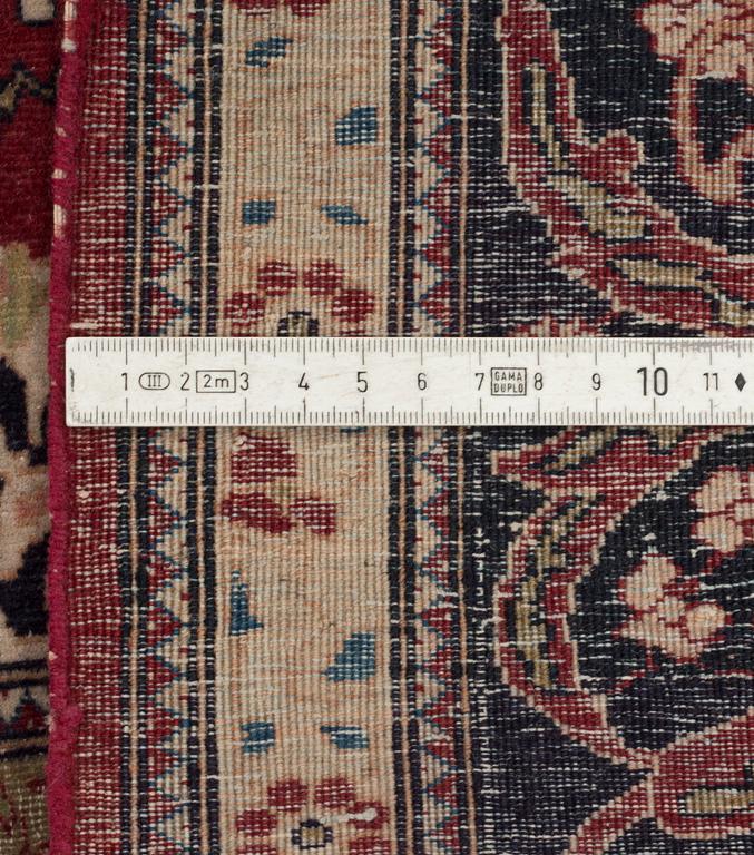 A CARPET, a semi-antique Esfahan, ca 174,5 x 143,5 cm.