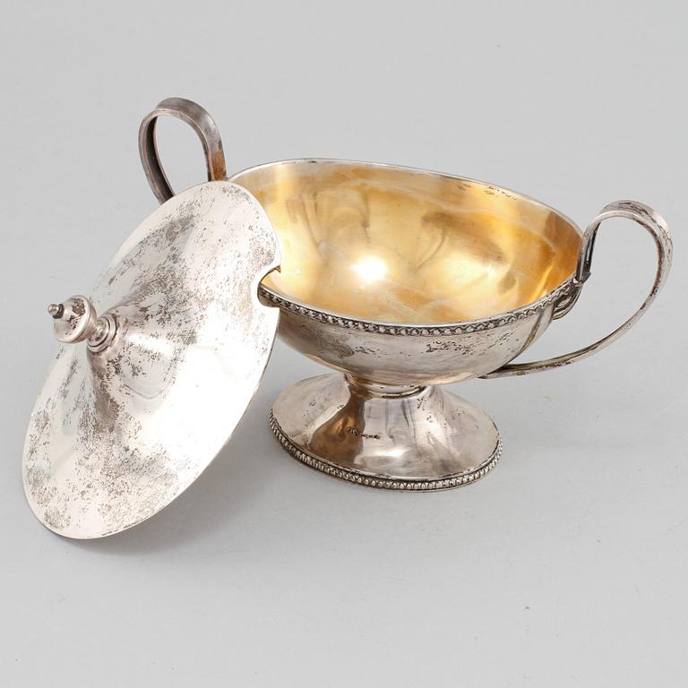 SOCKERSKÅL, silver, gustaviansk stil, otydlig årsstämpel, troligen Finland, 1900-talets första hälft. Vikt 348 gram.