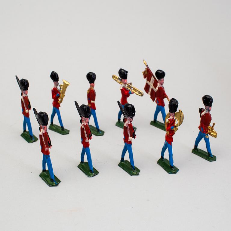 A lot of 30 toy pewter and Elastolin toy soldiers, middle/first half of the 20th century.