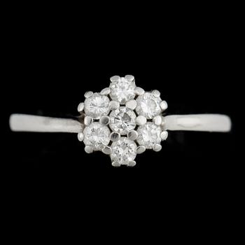 RING, 18k guld med 6 briljantslipade diamanter, enligt gravyr tot ca 0,45 ct. Vikt ca 2,4 gram.
